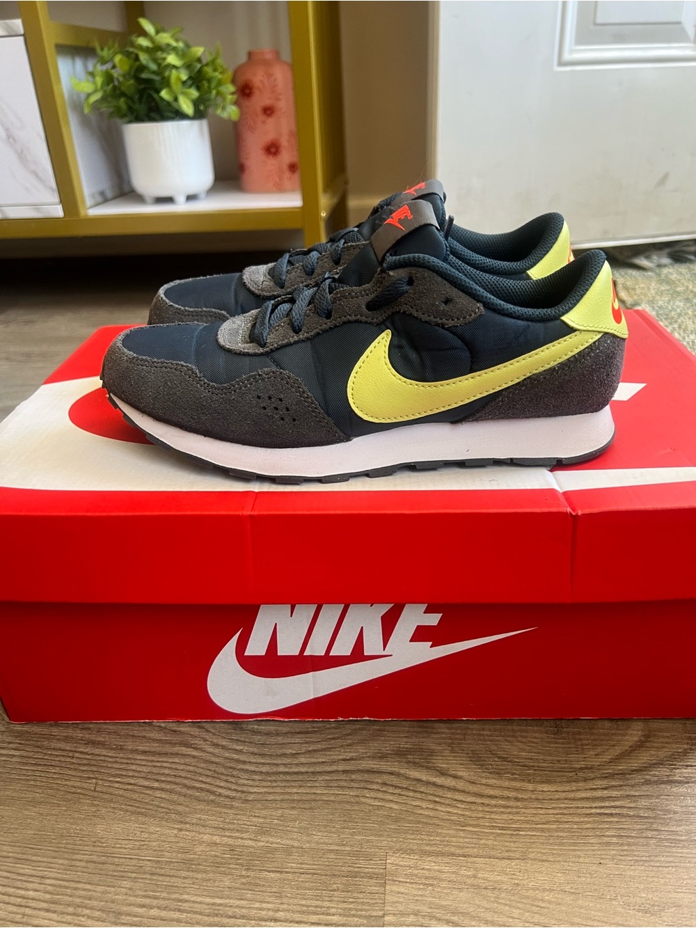 Nike MD Valiant GS ‘Deep Ocean Limelight’ CN8558-400 Size 4.5Y - Picture 3 of 7